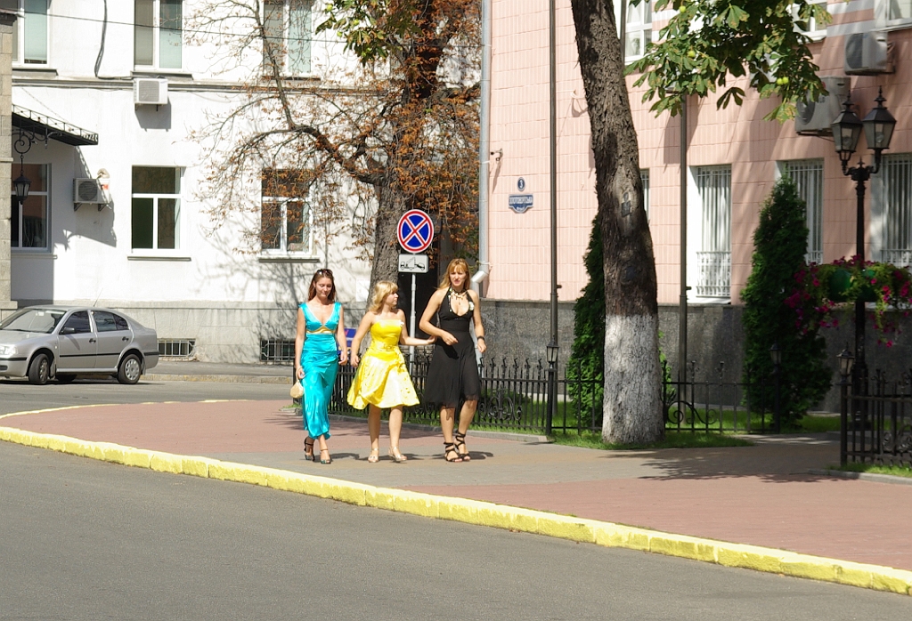 IMGP7401.jpg - Nemzetiszínű nyoszolyólányok Bridesmaids wearing the national colors